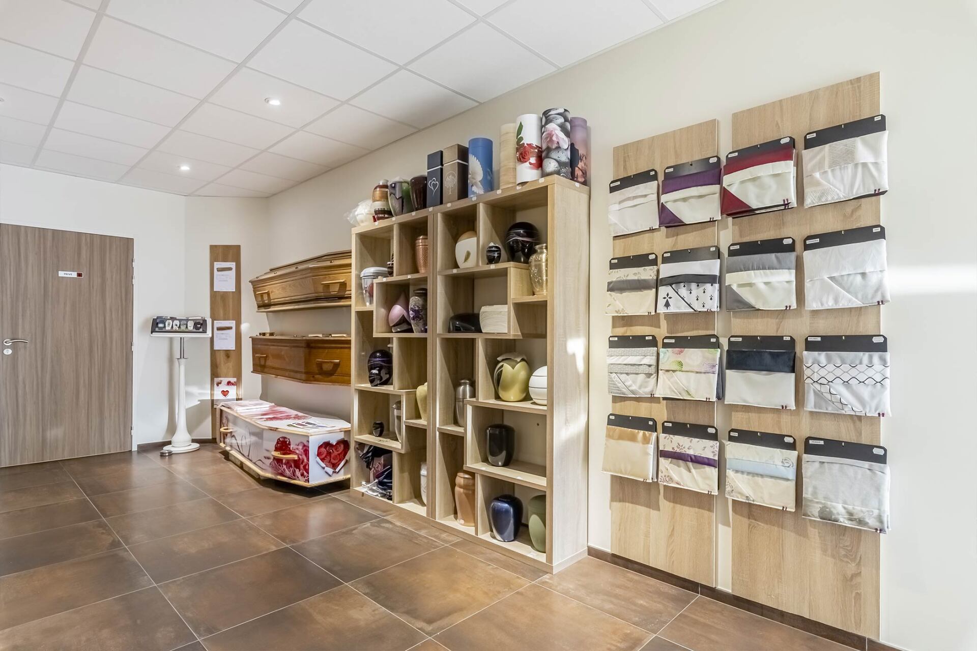 Présentoir de vente comportant de nombreux articles funéraires