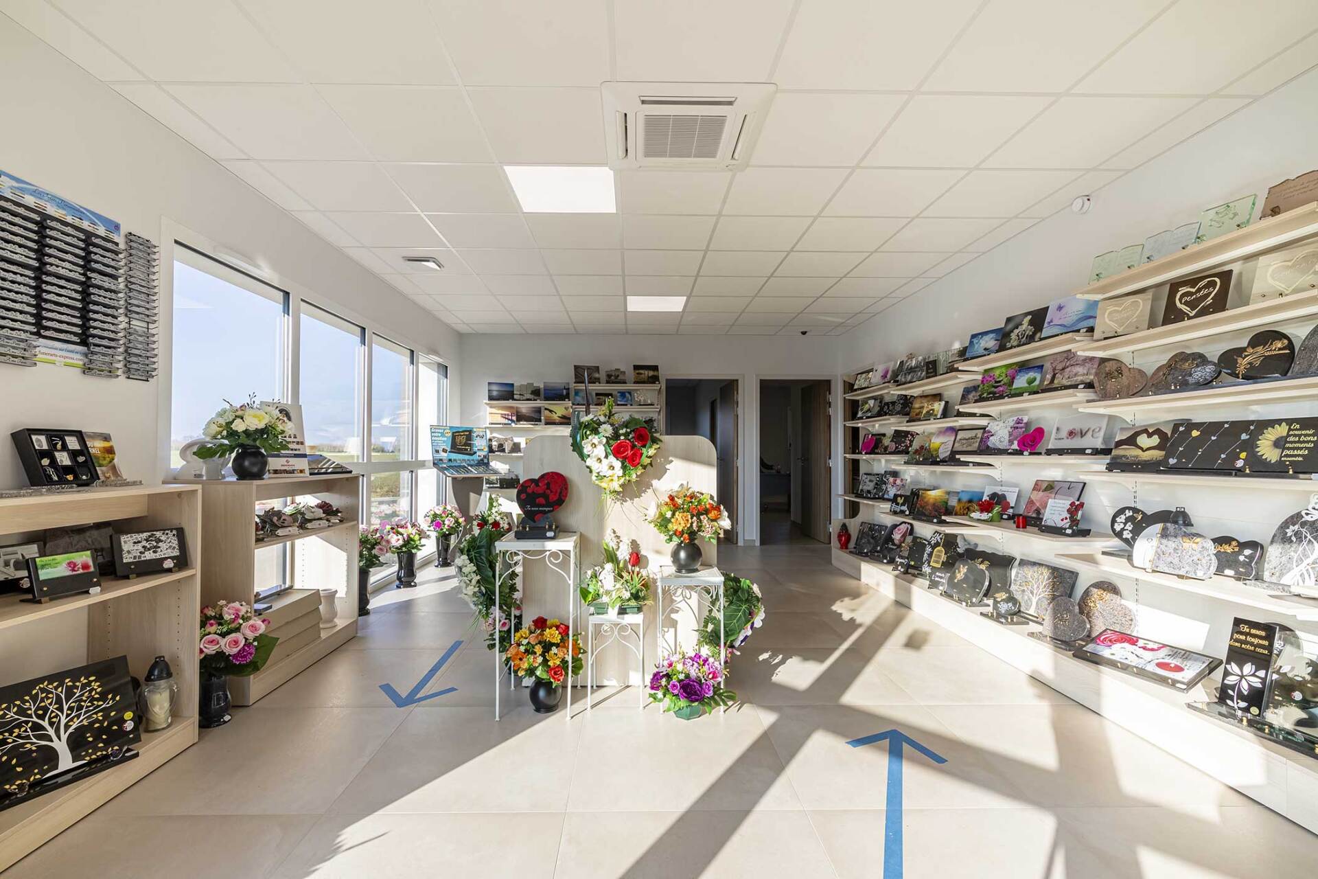 Espace de vente comportant de nombreux articles funéraires