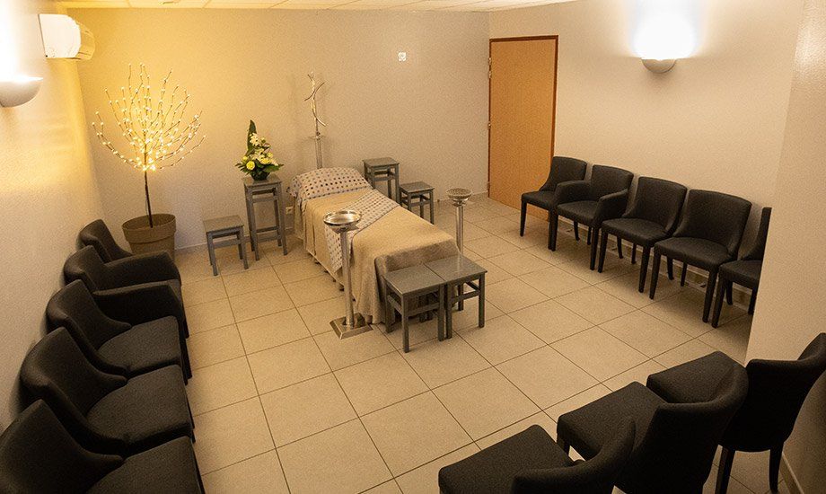 Chambre funéraire composée d'un lit pour recevoir le défunt et de chaises pour les proches