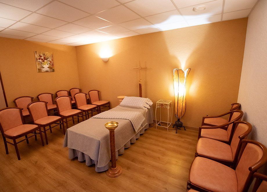 Chambre funéraire blanche et ocre