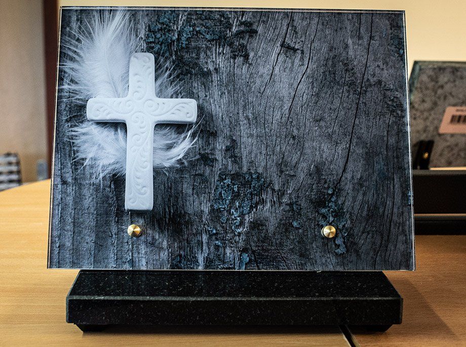 Arcticle funéraire en marbre comportant une croix