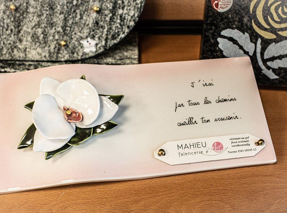 Arcticle funéraire de type plaque funéraire personnalisable