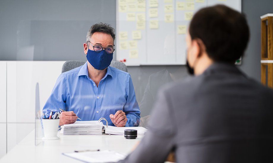 Homme conseillant un membre de la famille d'un défunt