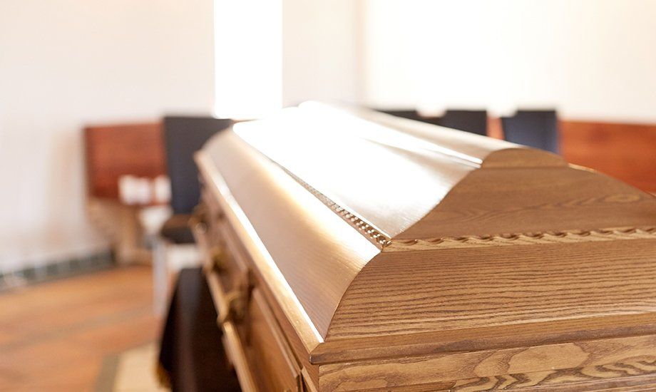 Cerceuil dans une salle de cérémonie funéraire