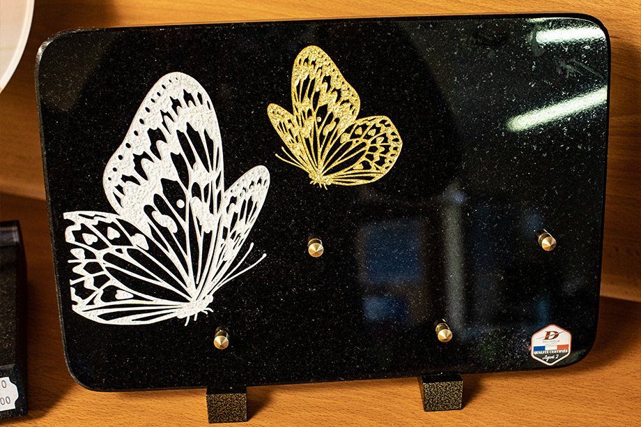 Plaque funéraire à personnaliser avec des papillons