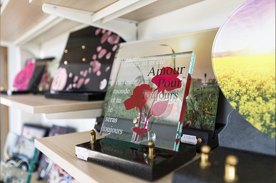 Plaque funéraire en verre avec des fleurs rouges