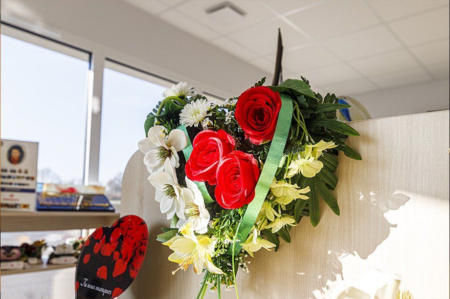 Couronne de fleurs rouges