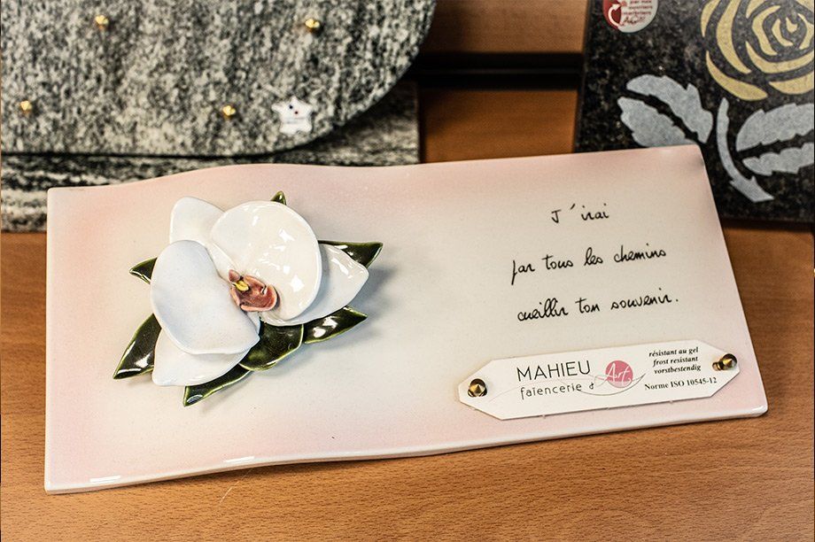 Plaque funéraire en forme d'enveloppe