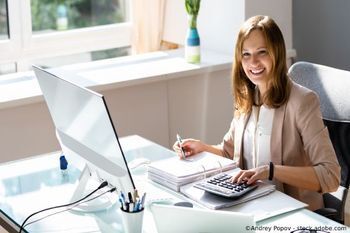 Steuerberatung Hans Böhm Steuerberaterin arbeitet am Schreibtisch
