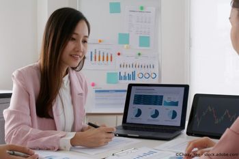 Steuerberatung Hans Böhm Steuerberaterin erklärt etwas am Laptop