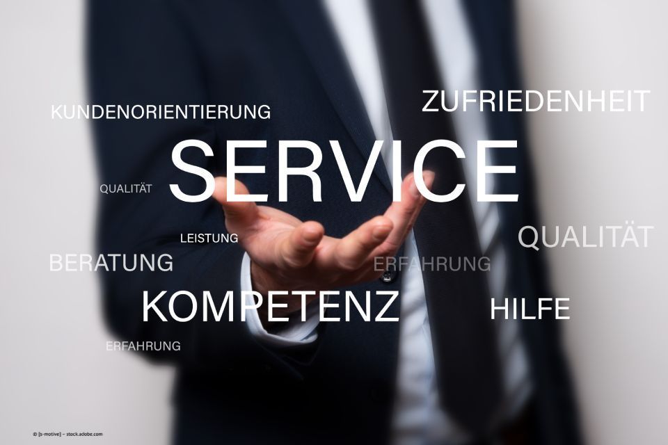 Steuerberatung Hans Böhm Steuerberater schaut sich einen Kassenzettel an