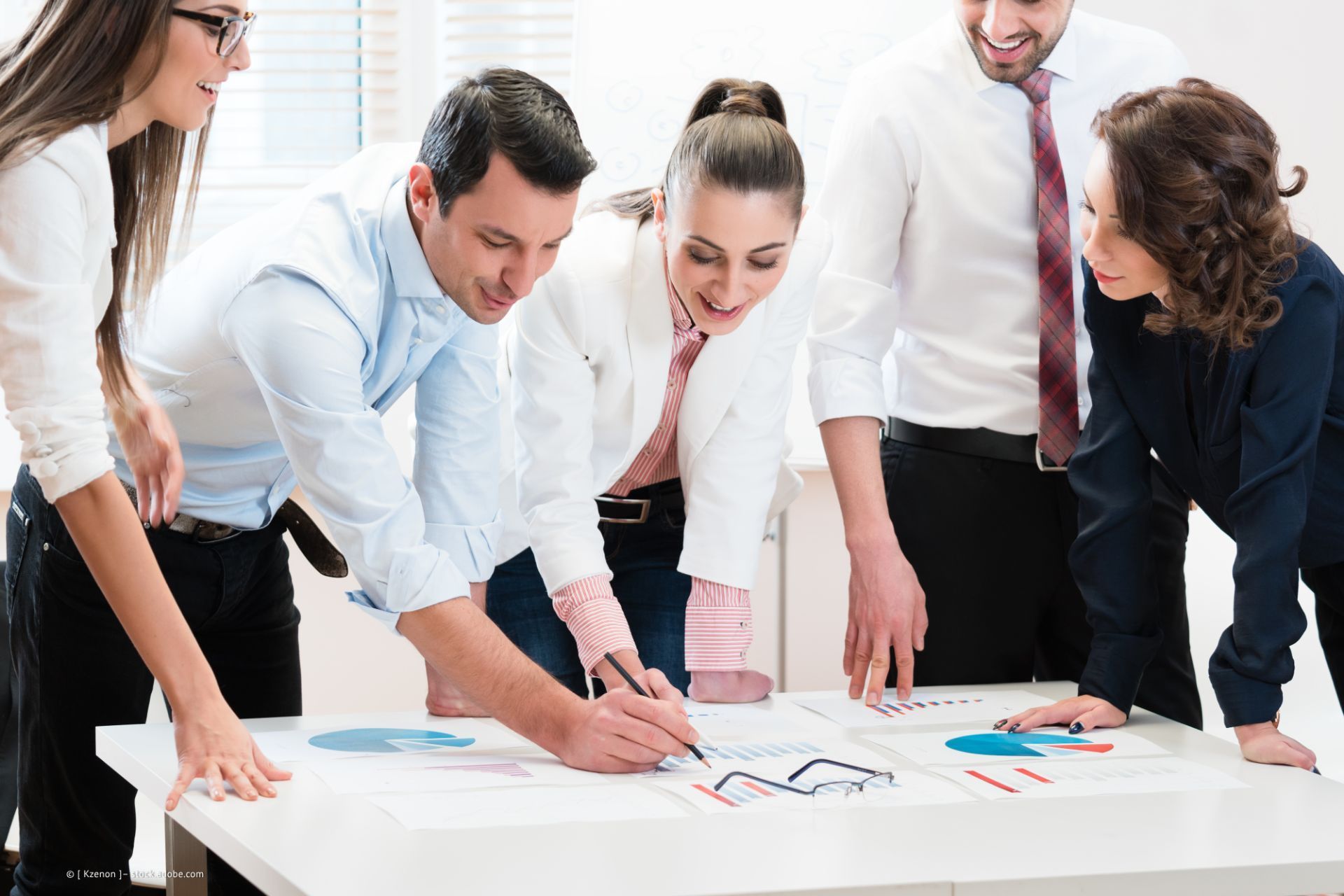 Steuerberatung Hans Böhm Steuerberater schaut sich ein Diagramm an