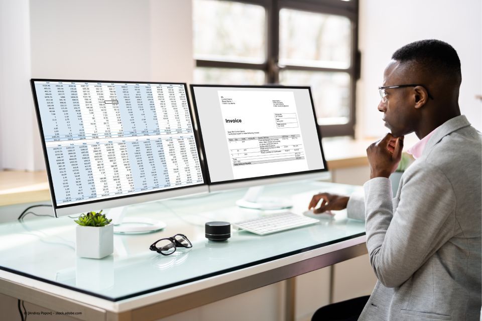 Steuerberatung Hans Böhm Steuerberater unterschreibt ein Dokument