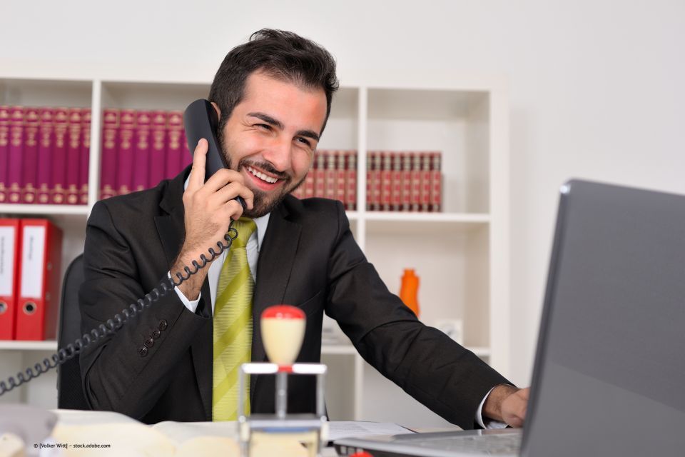 Steuerberatung Hans Böhm Steuerberater tippt etwas in einen Taschenrechner