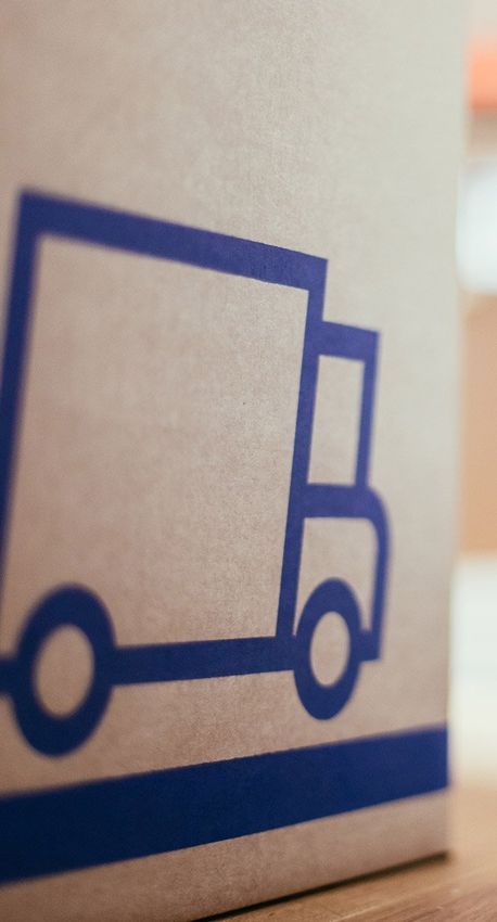 gros plan sur le logo d'un carton représantant un camion bleu