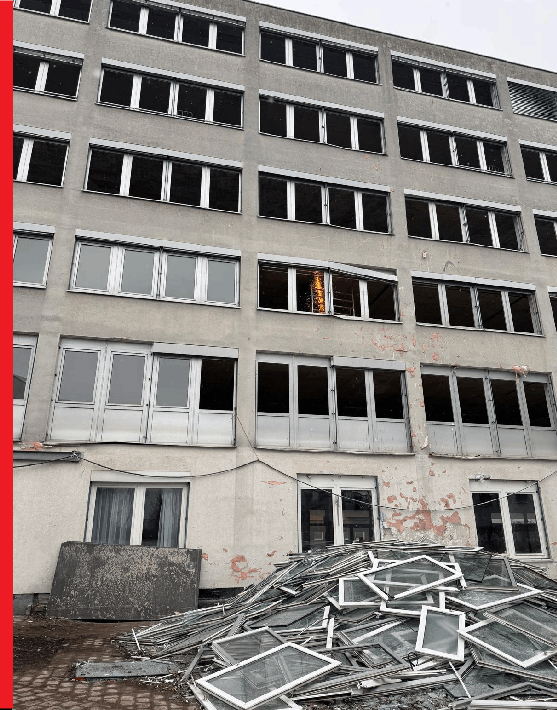 Celik Abbruch e.K.-Nürnberg, Abbruch Gebäude, Fenster liegen auf Haufen