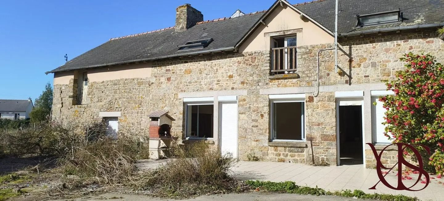 Maison en pierre aux portes ouvertes, sculpture de vélo rouge et jardin sous un ciel bleu