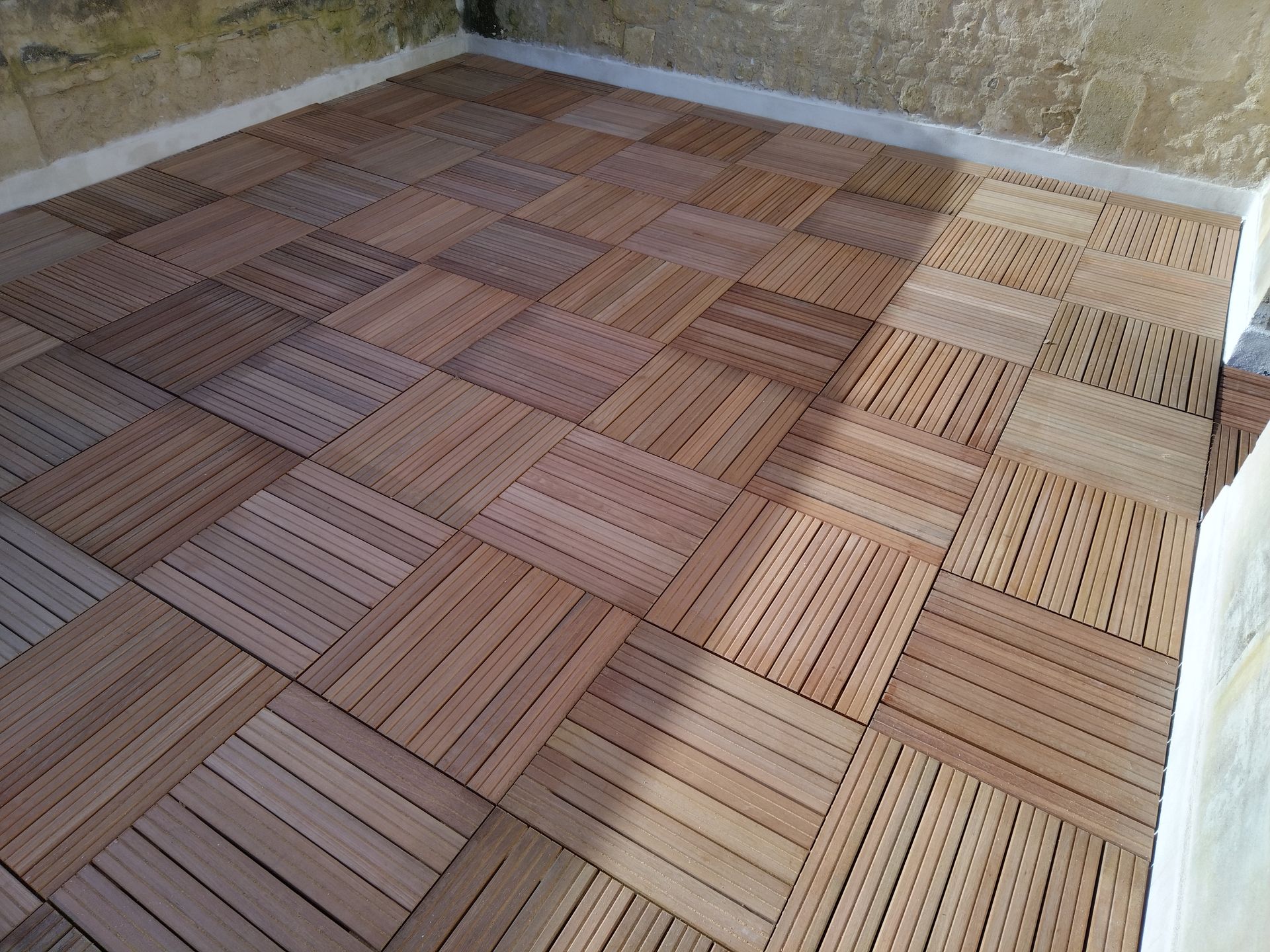 Dalle bois sur un balcon