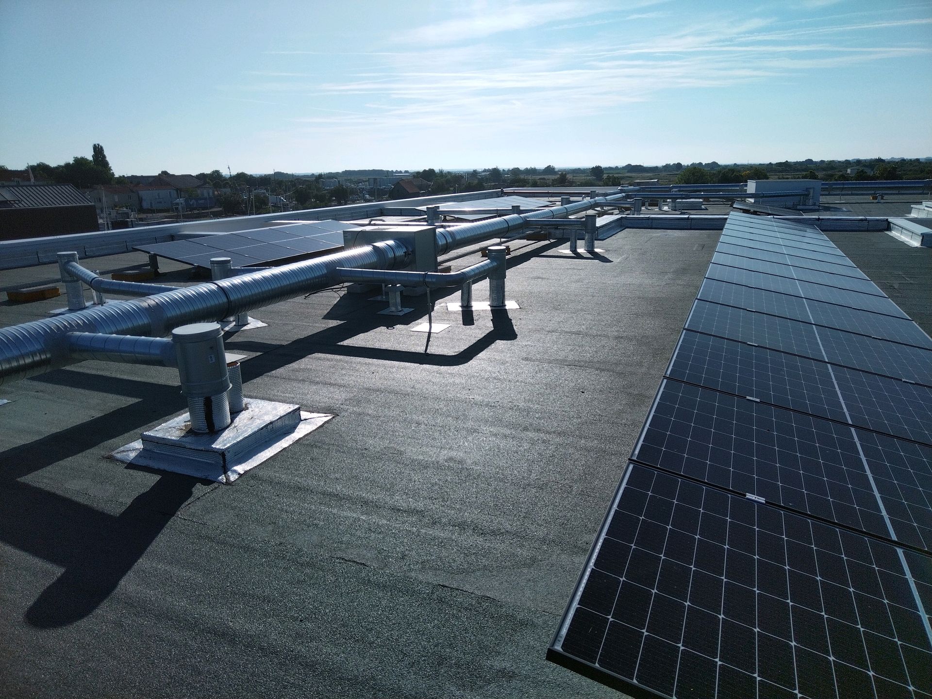 Étanchéité sur un toit avec panneaux solaires