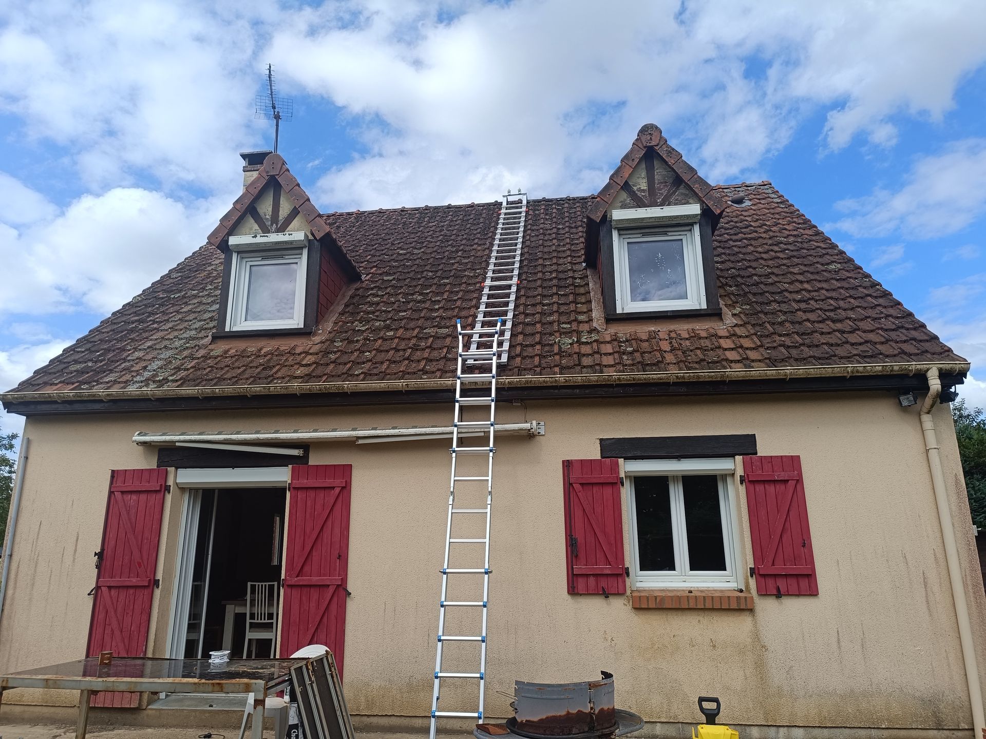 Avant démoussage de toiture