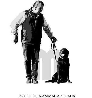 Hombre de pie con un perro negro con correa; el texto dice “Psicología Animal Aplicada”.