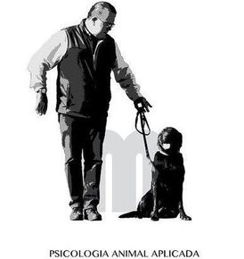 Hombre de pie con un perro negro con correa; el texto dice “Psicología Animal Aplicada”.