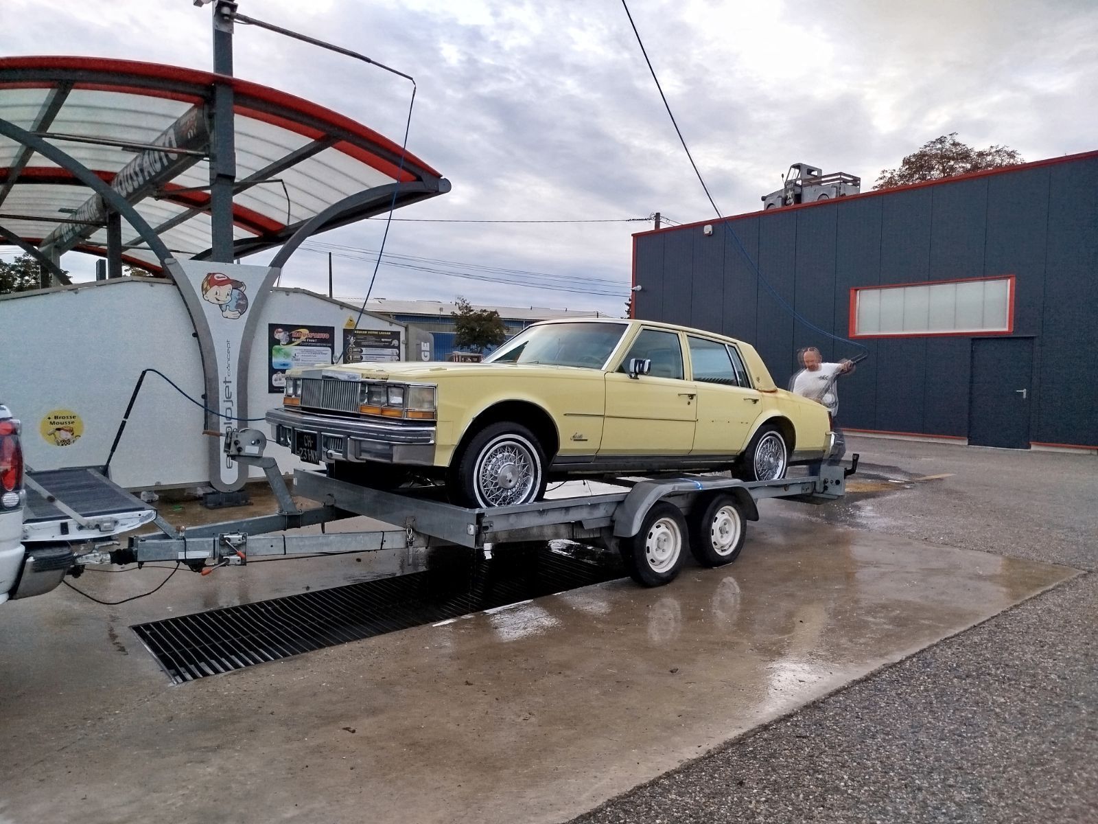 Une voiture jaune sur une remorque.