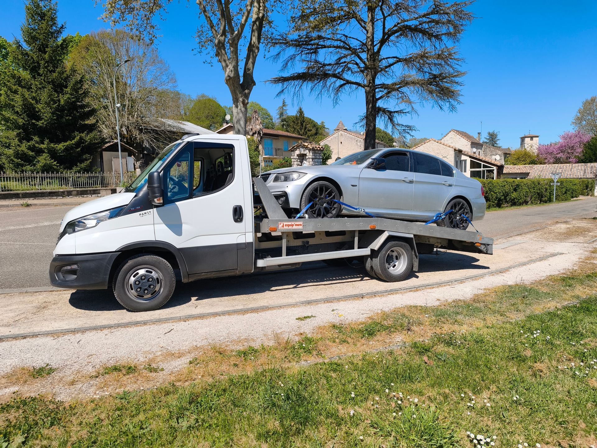 Une dépanneuse transporte une voiture.
