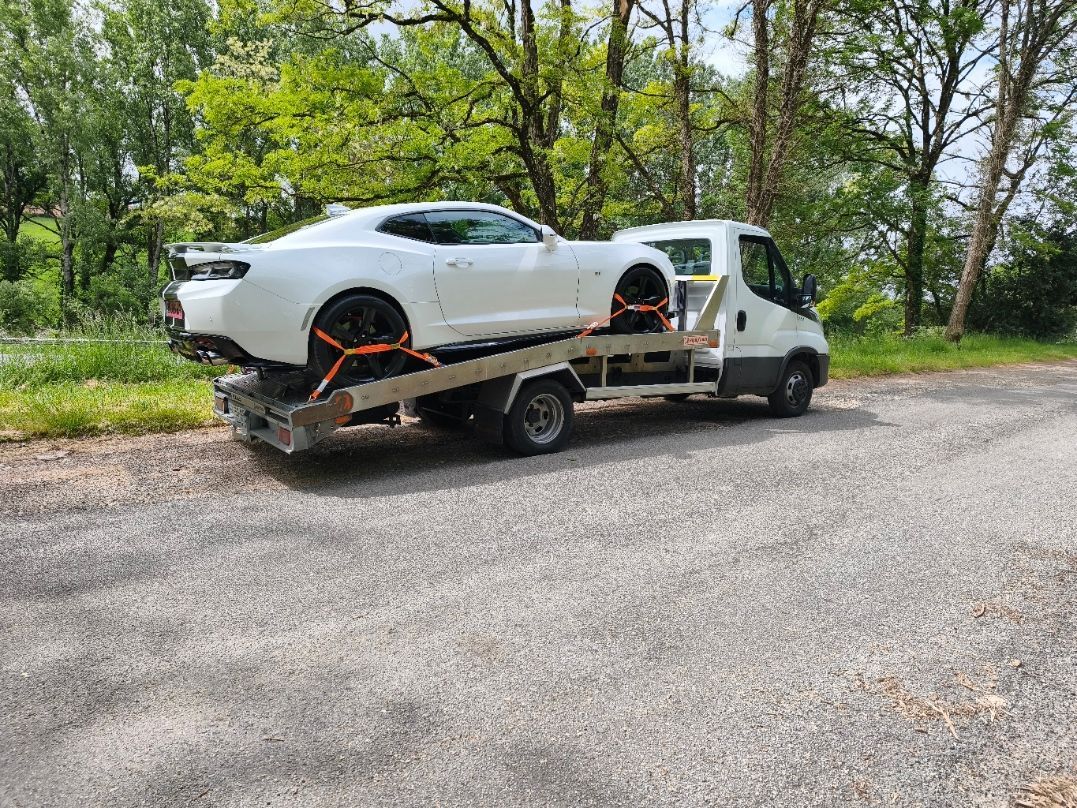 Véhicule de luxe sur une dépanneuse.