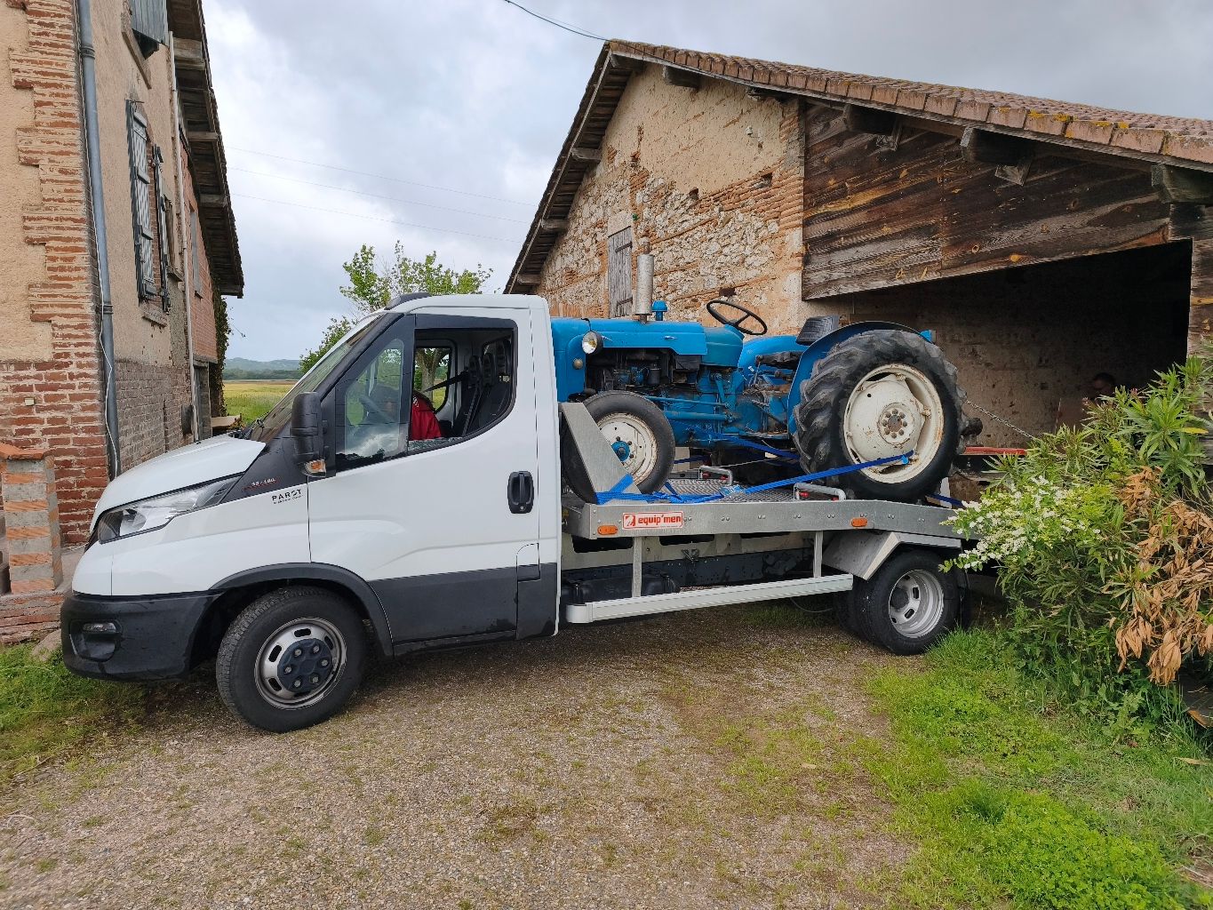 Un petit tracteur ancien sur une dépanneuse.