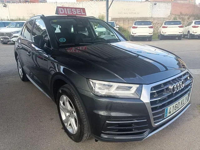 Un Audi Q5 diésel negro está estacionado en un estacionamiento.