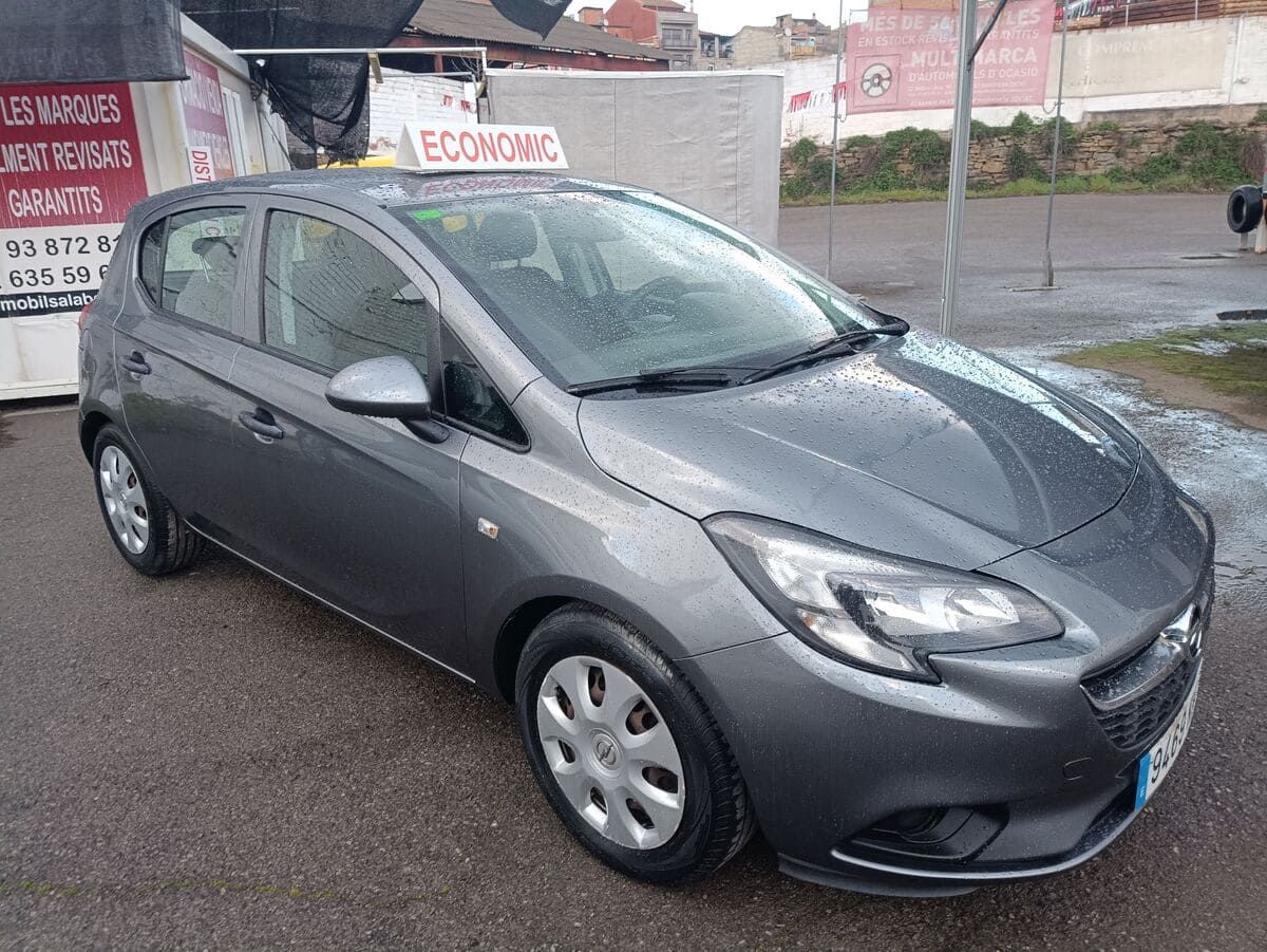 Furgoneta Peugeot blanca con el letrero "DIESEL" en el techo, estacionada en un lote pavimentado.