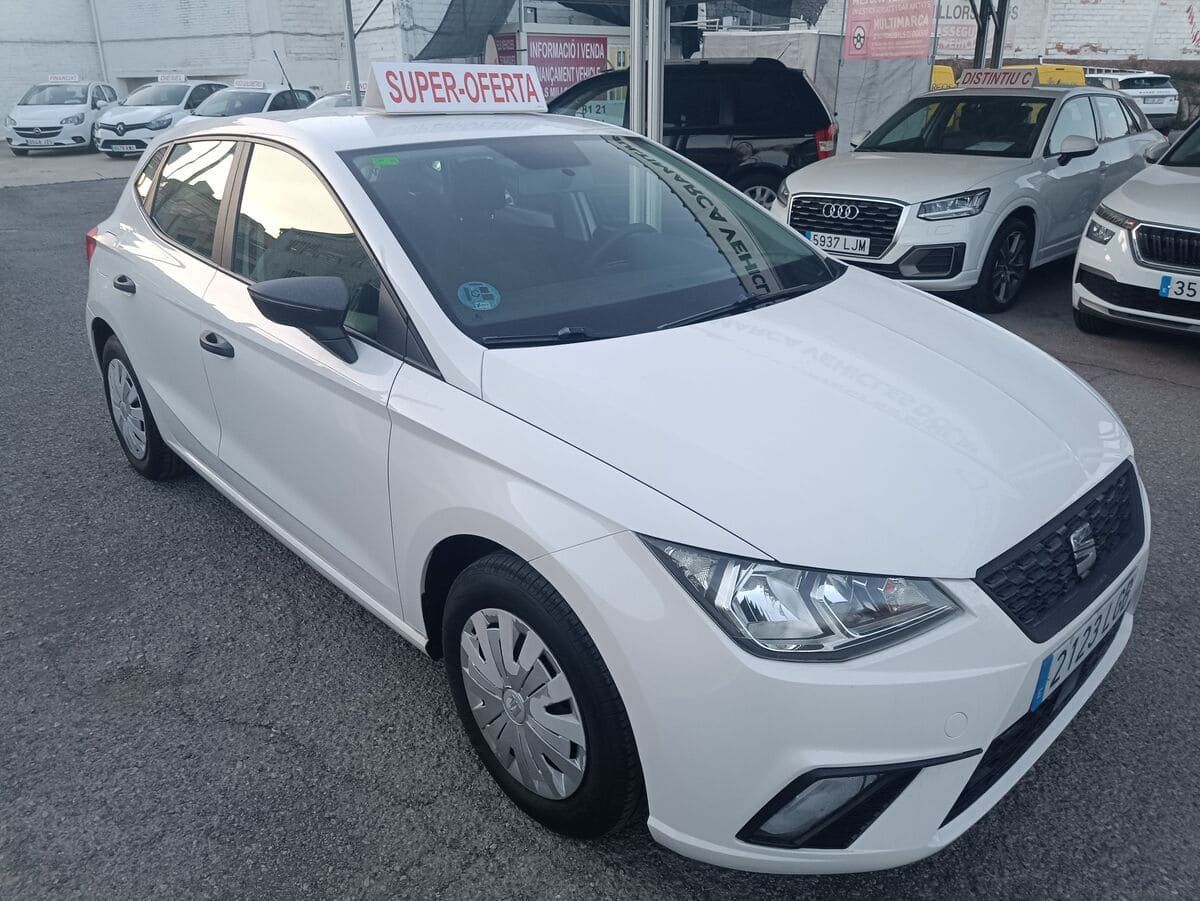 Minivan Mazda5 gris estacionada afuera.