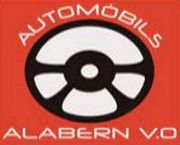 Un logotipo para automóviles Alabern vo con un volante.