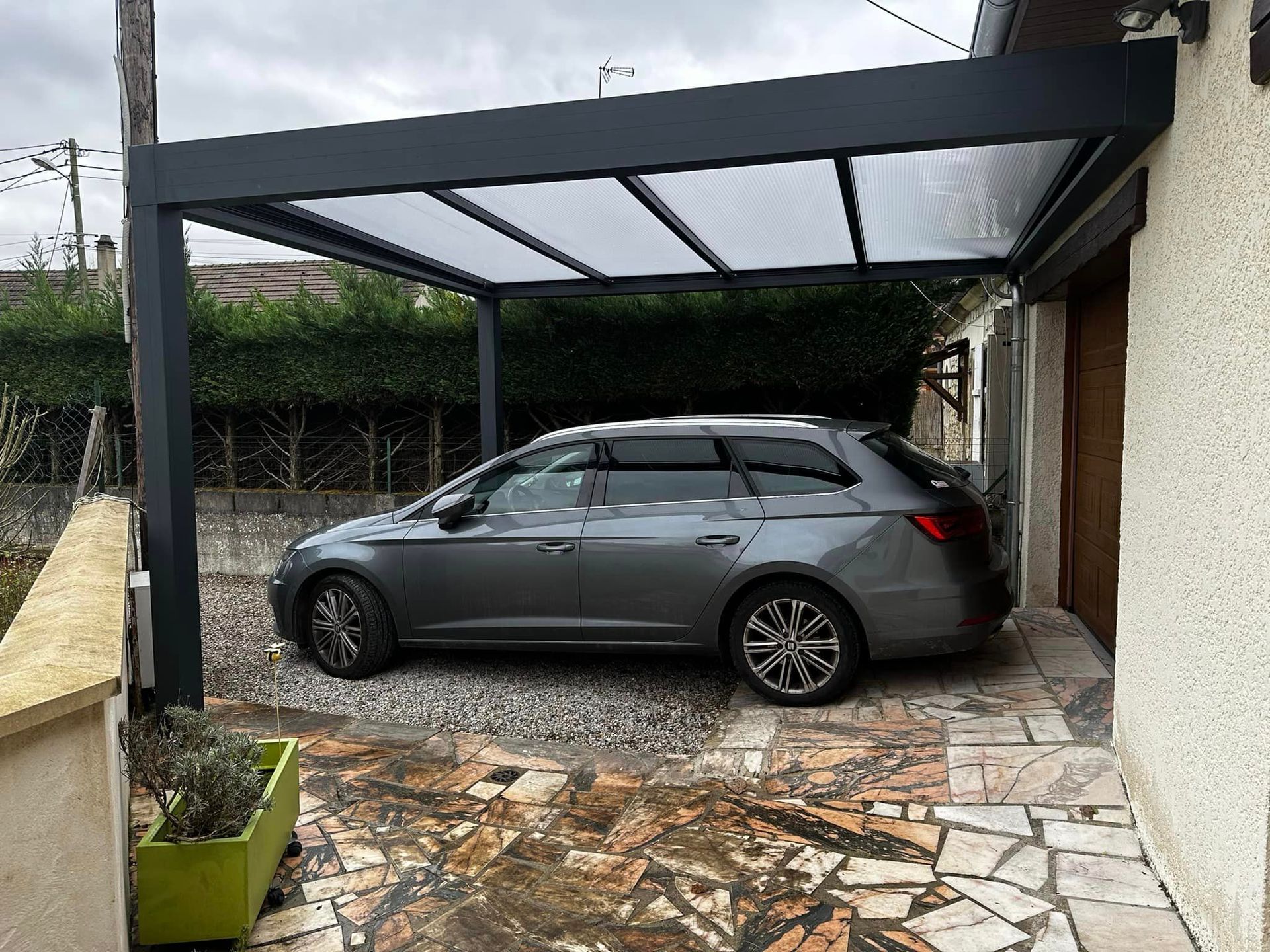 Véhicule break sous un carport