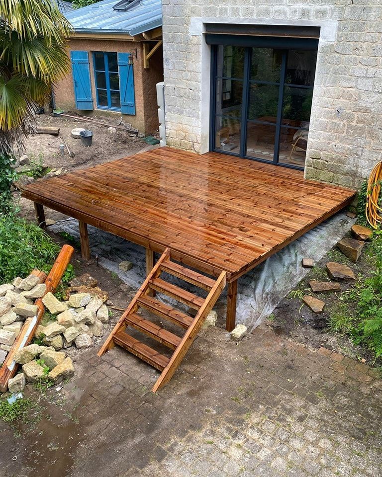 Petite terrasse en bois foncé