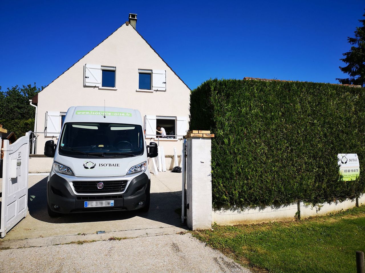 Véhicule Iso'Baie garé chez un client