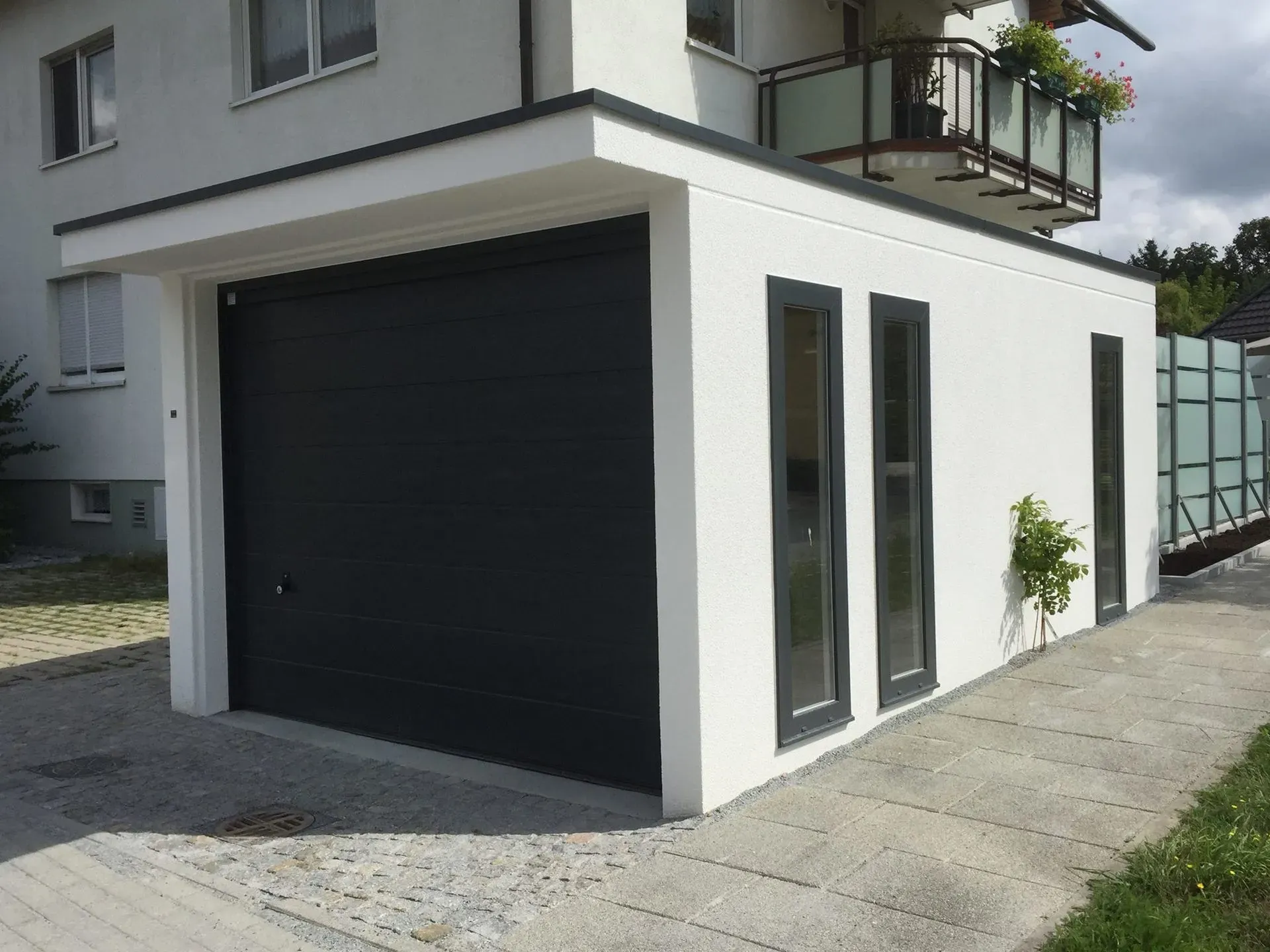 Moderne, stilvolle Garage der Firma Schlegel Peter