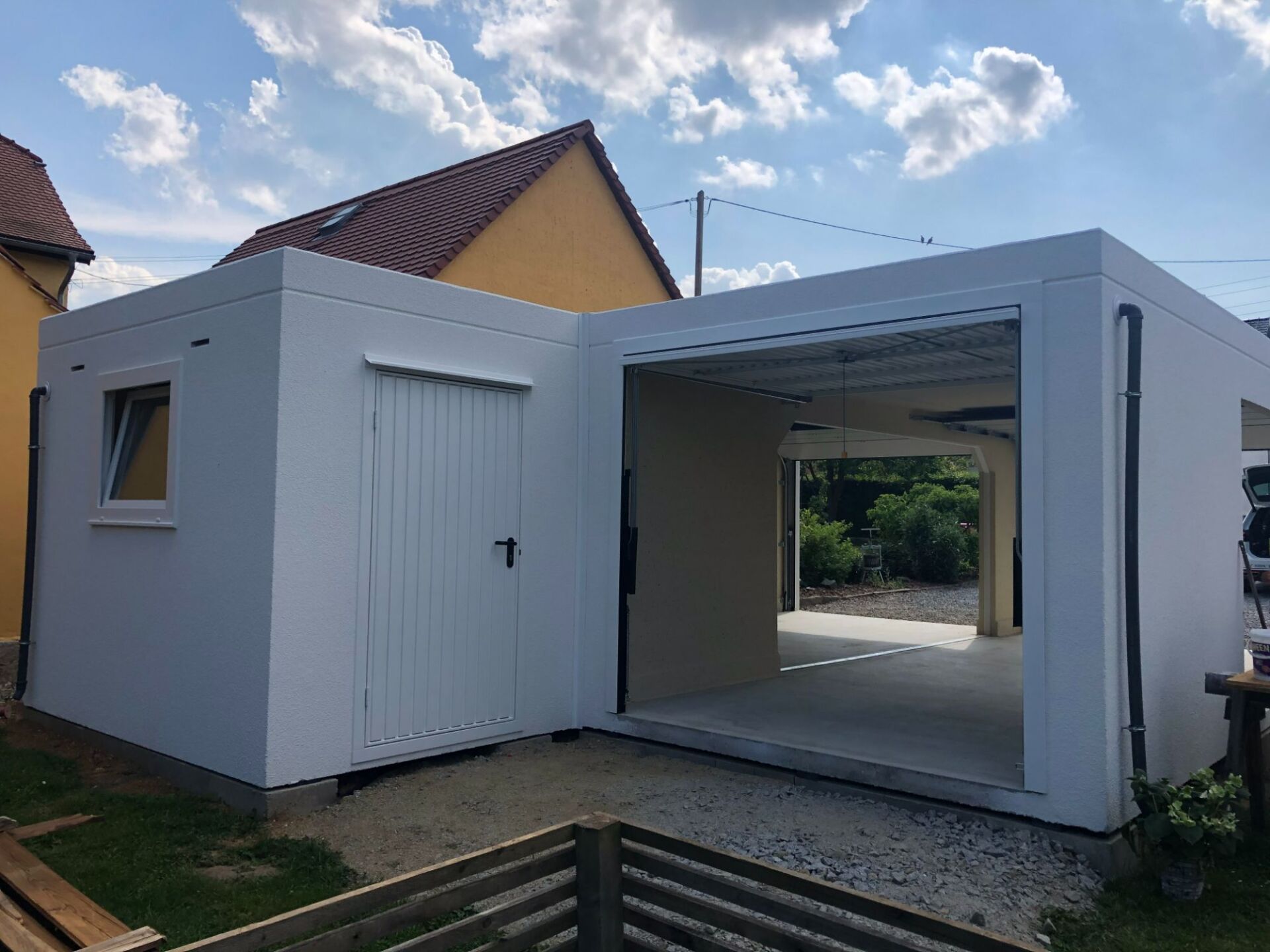 Freistehende Garage der Firma Schlegel Peter