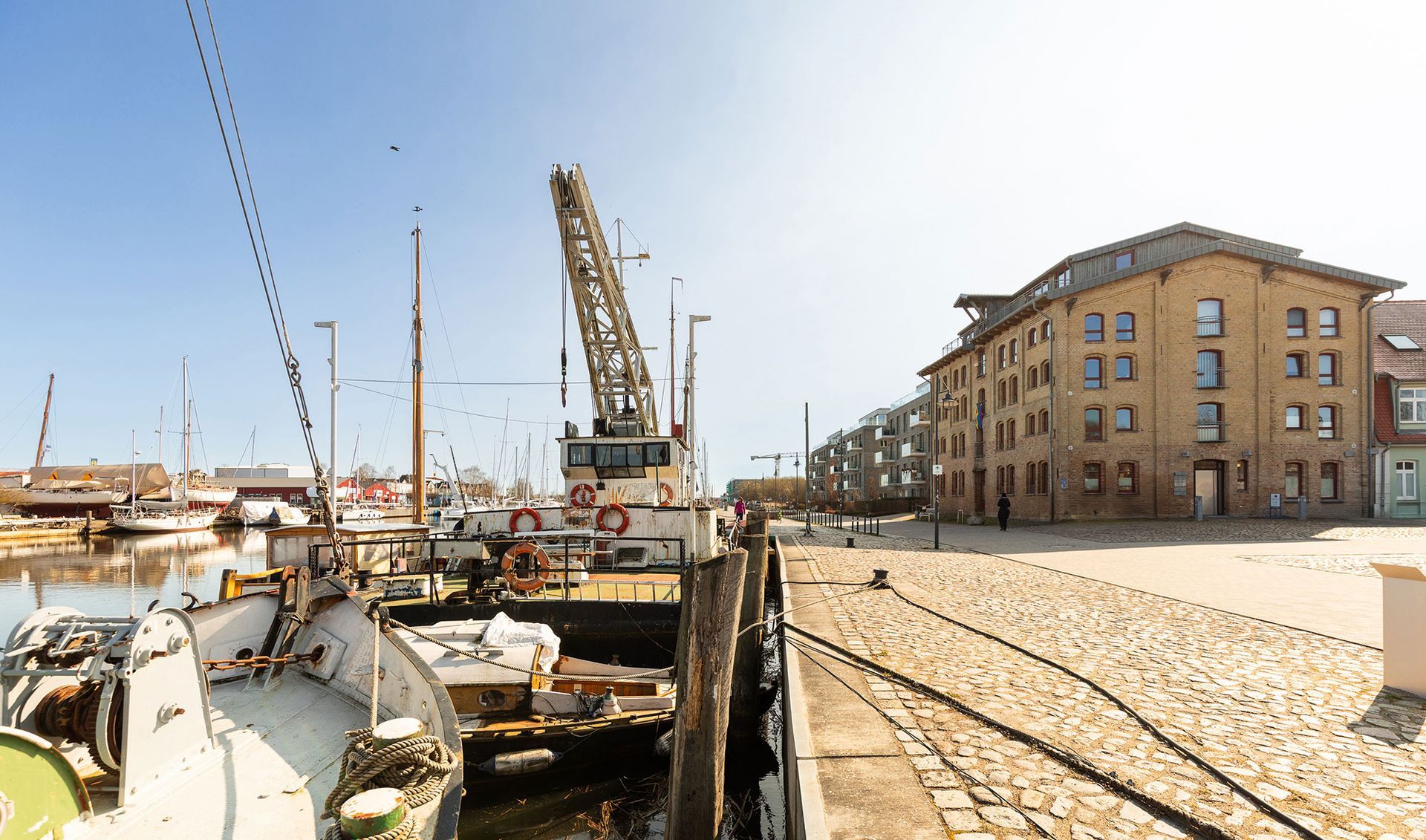 Ein Boot liegt in einem Hafen neben einem großen Gebäude