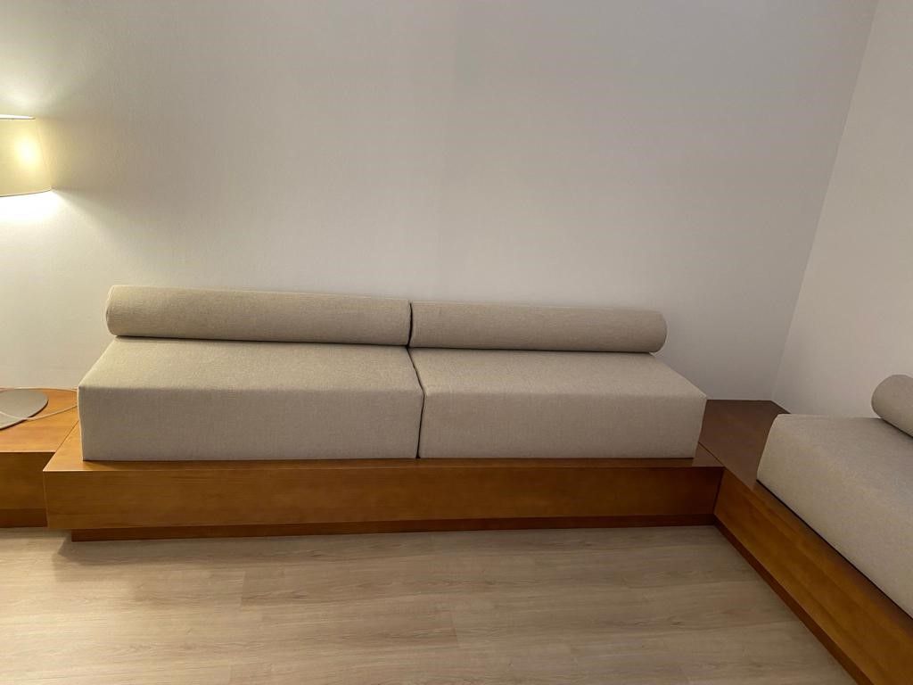 Una habitación con muchos juguetes y una ventana con persianas.