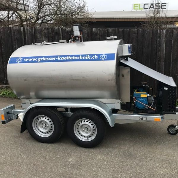 Silberner Milchkühltank auf einem Anhänger mit blauen Akzenten, im Freien geparkt.