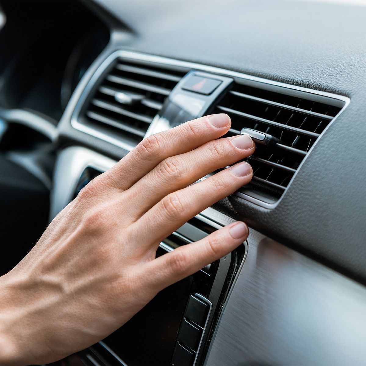 Käsi koittamassa tuleeko auton ilmastoinnista kylmää ilmaa