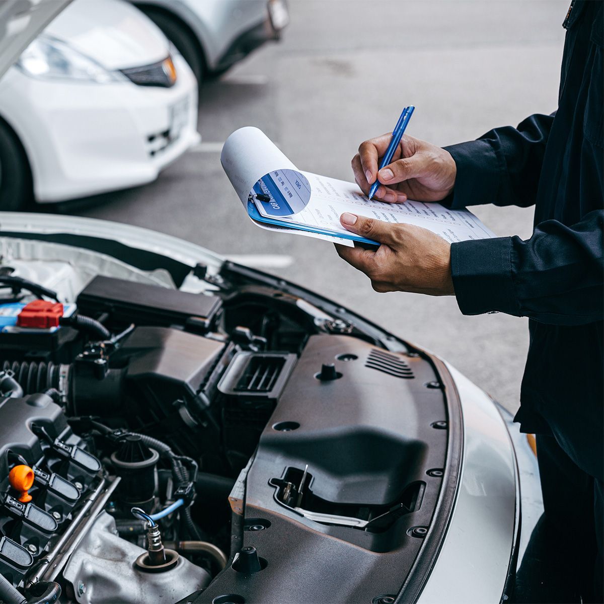 Mekaanikko huoltamassa autoa