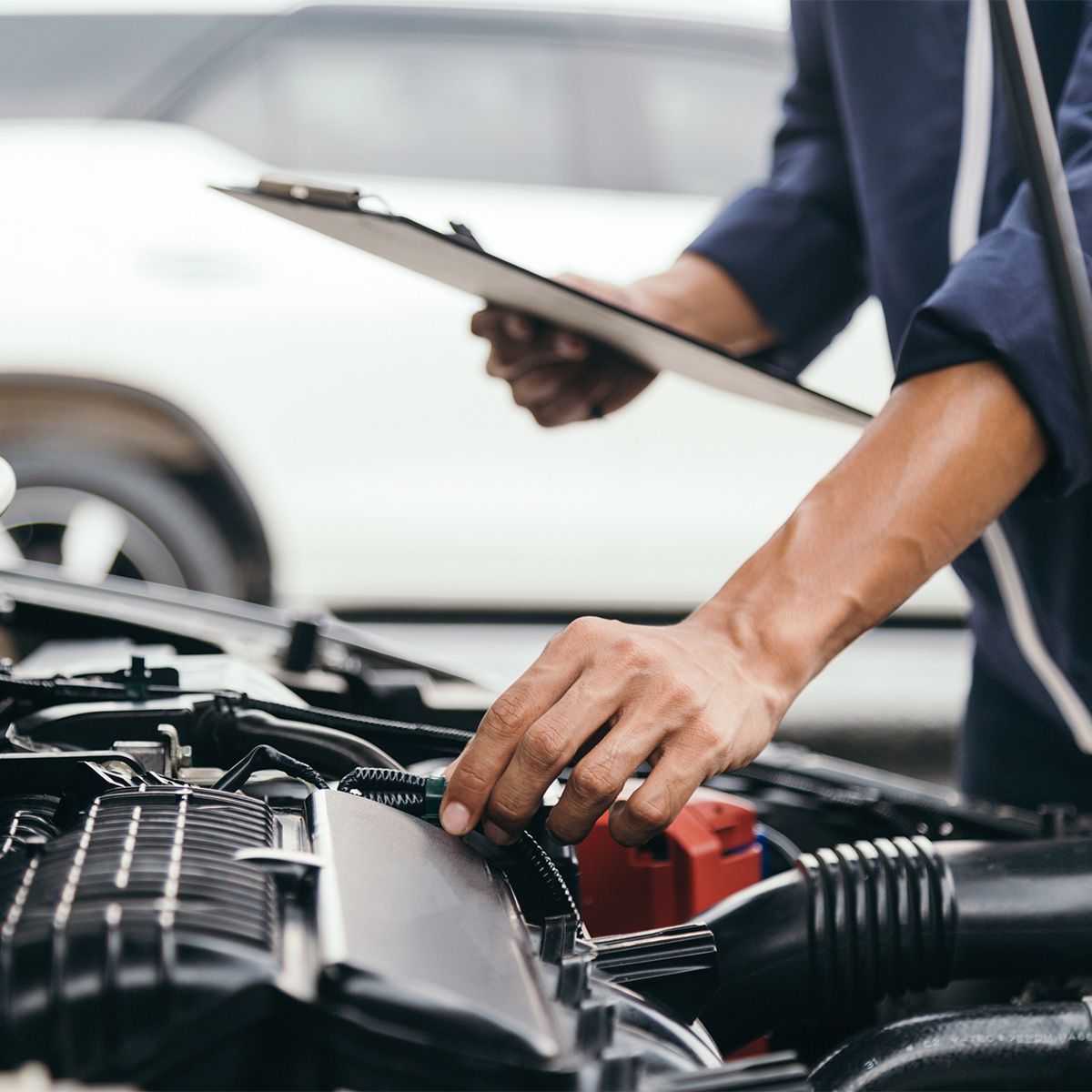 Mekaanikko tutkii auton moottoria