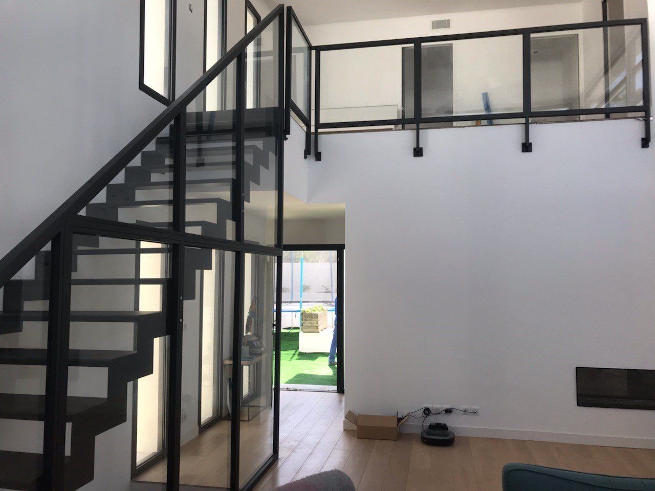 Escalier droit et garde-corps intérieurs