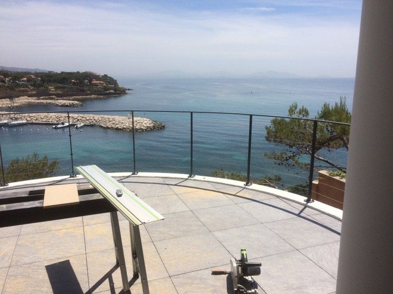 Garde-corps courbé en verre