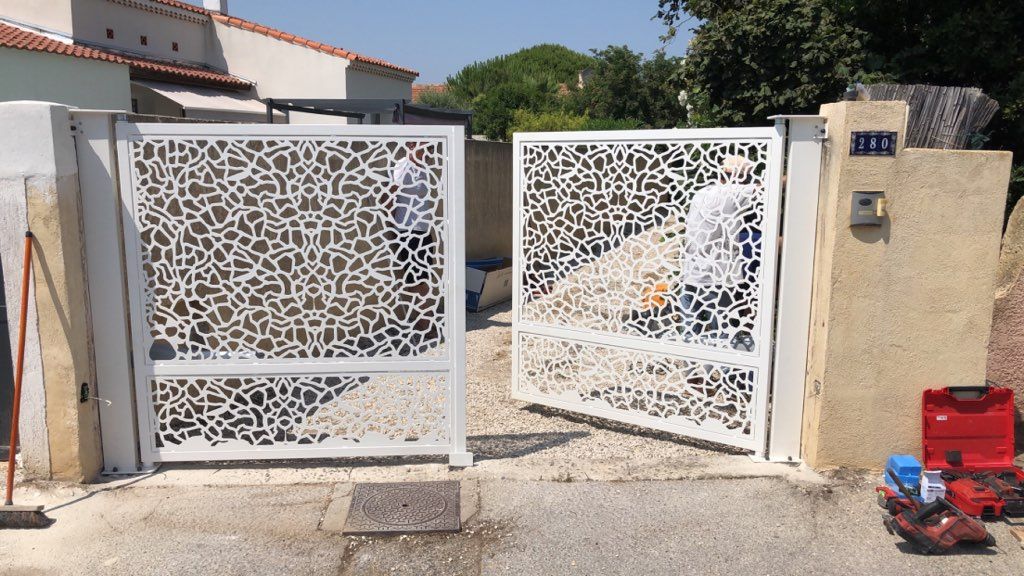 Portail à battants blanc grillagé