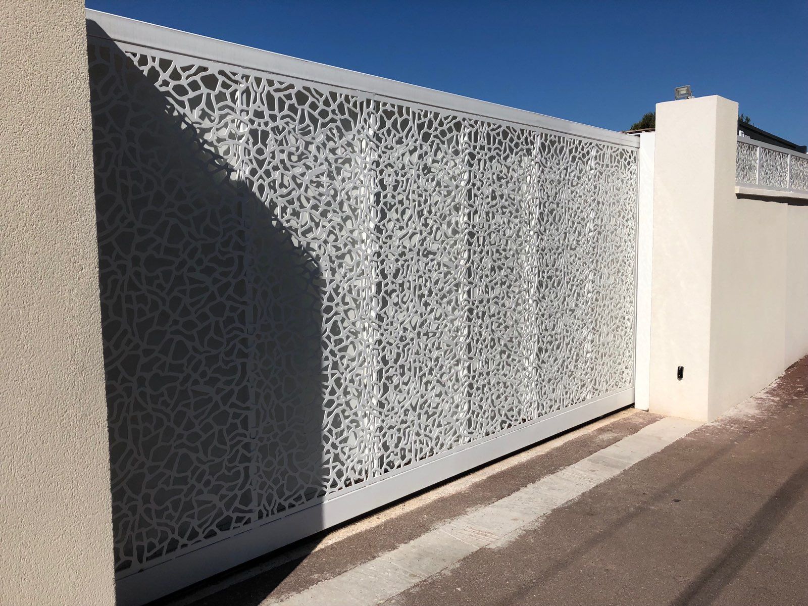 Portail blanc motorisé grillagé