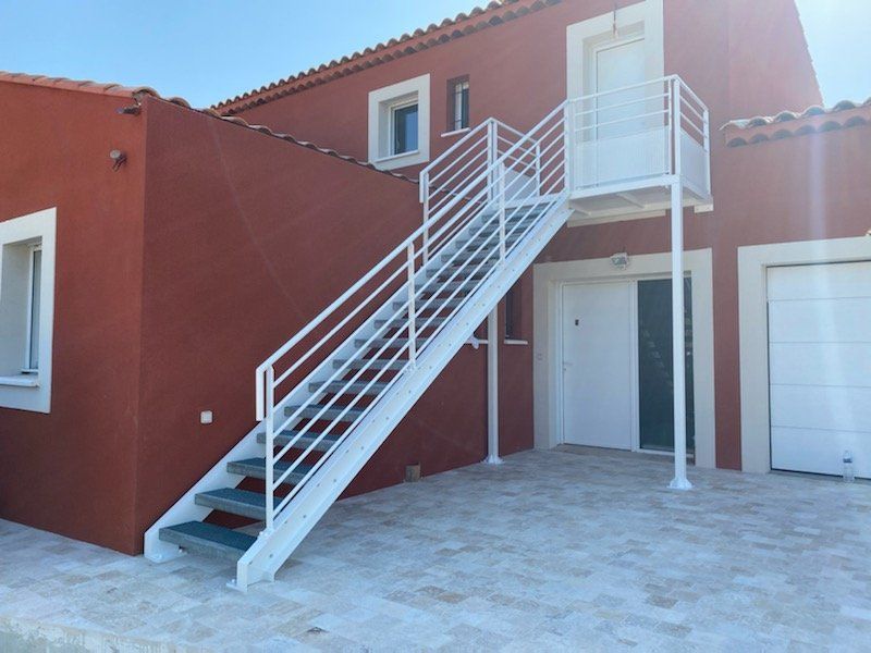 Escalier et garde-corps extérieurs blancs